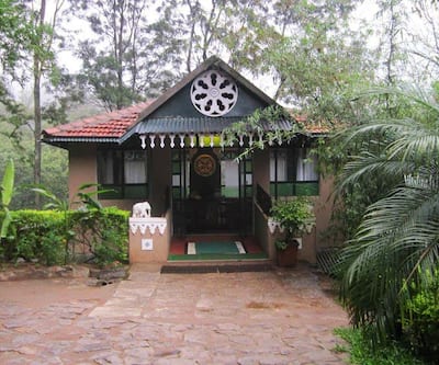 https://imgcld.yatra.com/ytimages/image/upload/t_hotel_yatra_city_desktop/v1441176931/Domestic Hotels/Hotels_Yercaud/Indeco Lake Forest Hotel/FRONT_VIEW.jpg